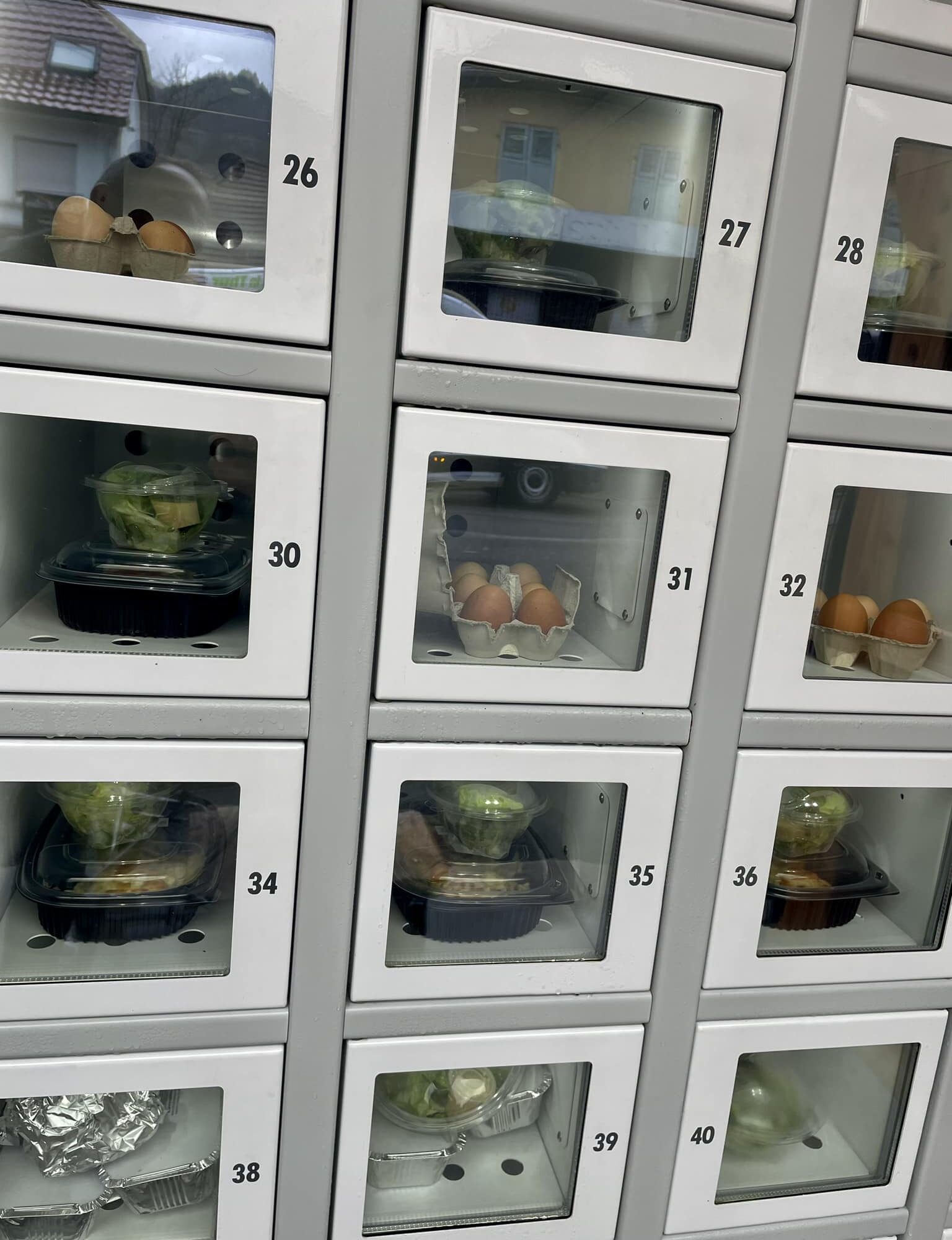 Distributeur automatique avec casiers réfrigérés : plats en barquettes et produits de fermes à Bitschwiller vers Thann Pfastatt