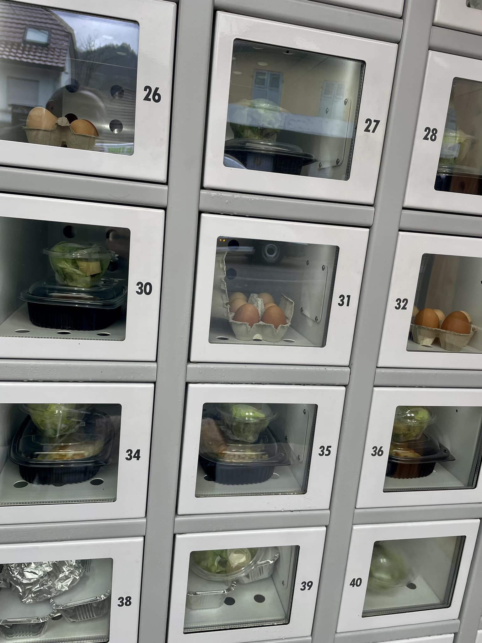 Distributeur automatique avec casiers réfrigérés : plats en barquettes et produits de fermes à Bitschwiller vers Thann Pfastatt 0
