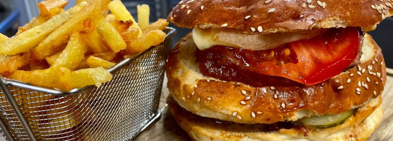 Restaurant alsacien : carpes frites, fleischkiechles du Thurtàl et burgers signature à Bitschwiller vers Thann Riedisheim